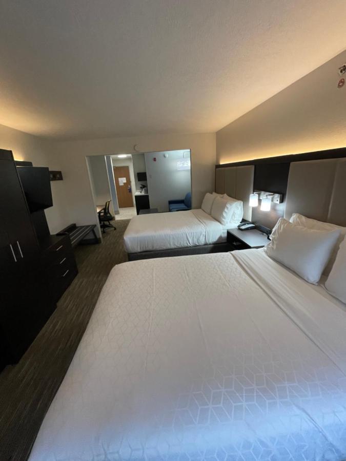 Holiday Inn Express Hotel & Suites Las Vegas By Ihg Exterior photo
